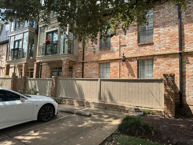 Building Photo - 2425 Underwood St