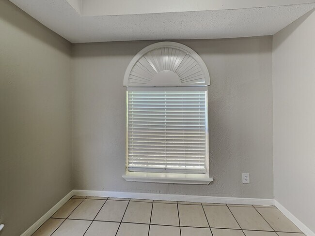 Building Photo - 23123 Bayleaf Dr