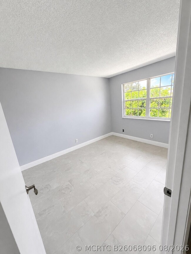 Building Photo - 1560 SE Royal Green Cir