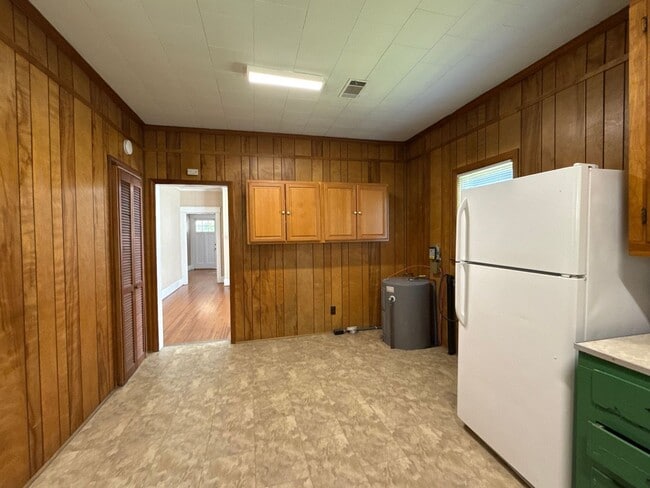 Building Photo - 3 Bedroom 1 Bath Home With Large Front Porch