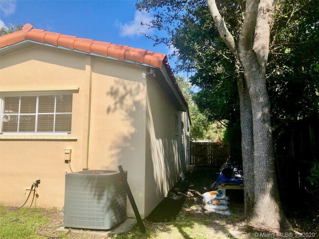 Building Photo - 5760 SW 51st St