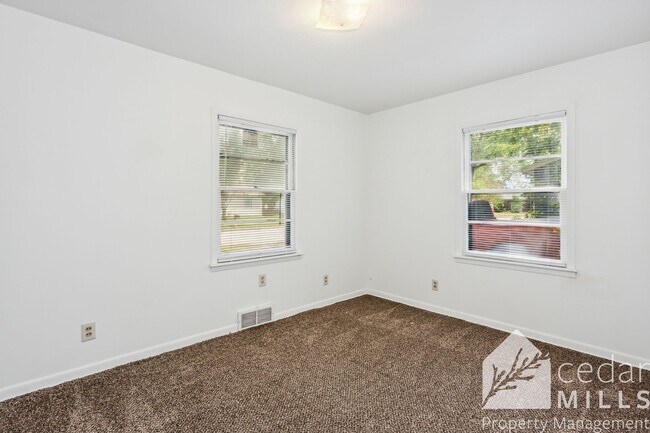 Building Photo - Super cute, updated 2 bedroom home