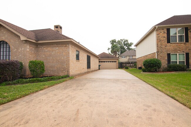 Building Photo - 4755 Monticello Dr