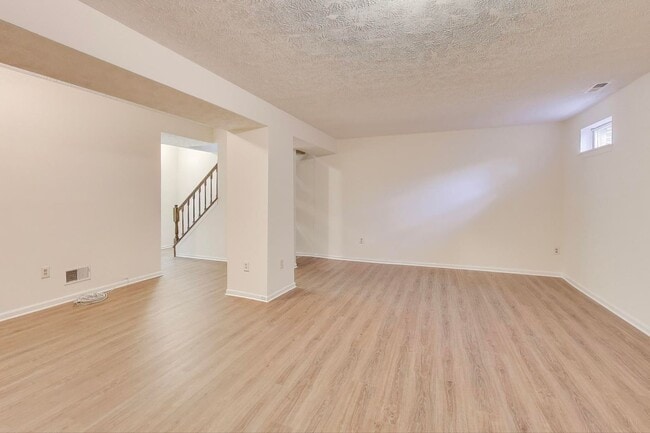 Building Photo - Ellicott City townhome for you!