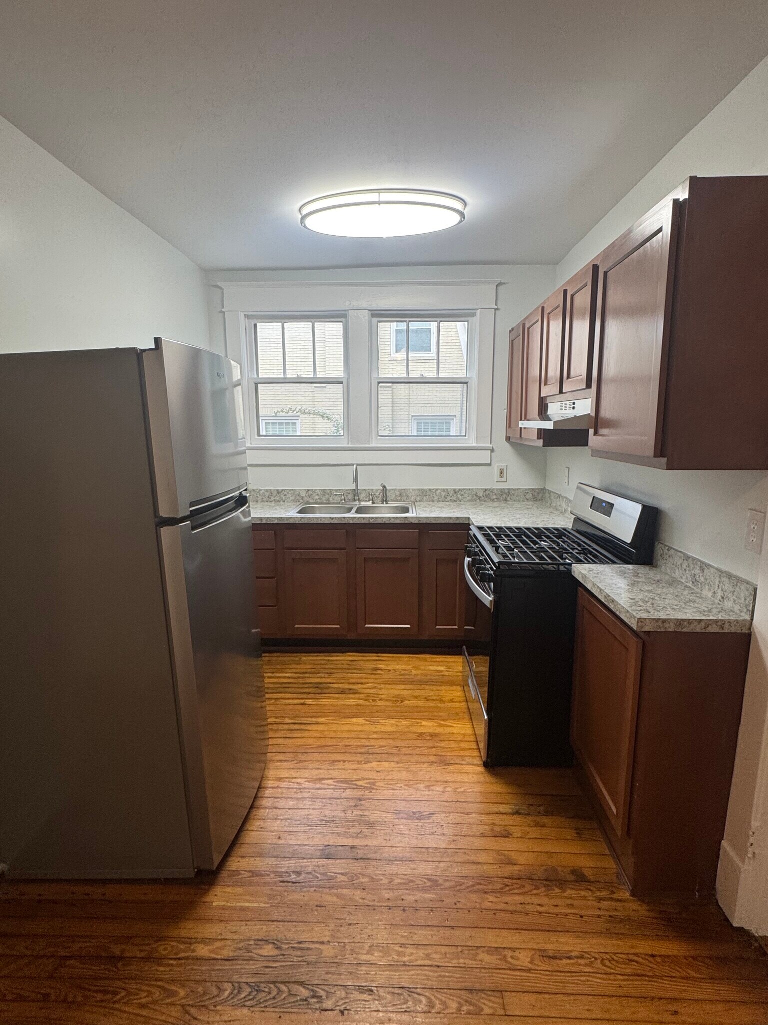 Comfortable kitchen with ample cabinets space - 1333 Castlewood Ave