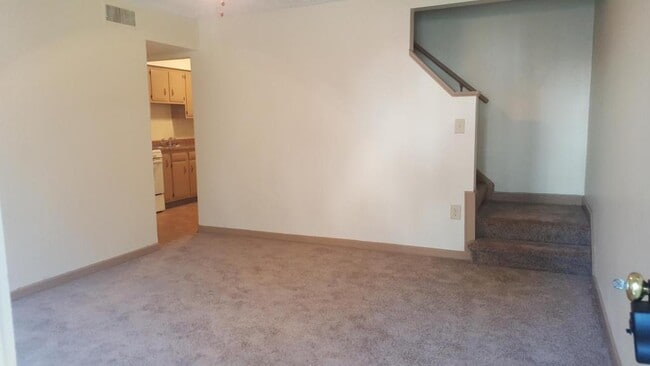 Building Photo - 273 Oak Dr