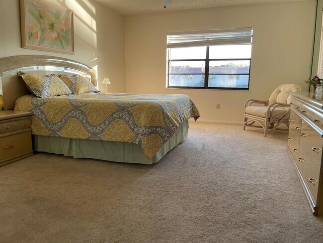 Building Photo - 7911 Eastlake Dr