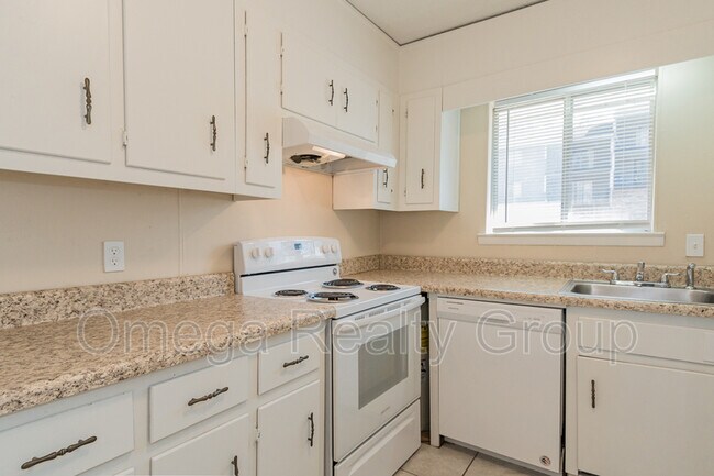 Building Photo - 1600 14th Ave E