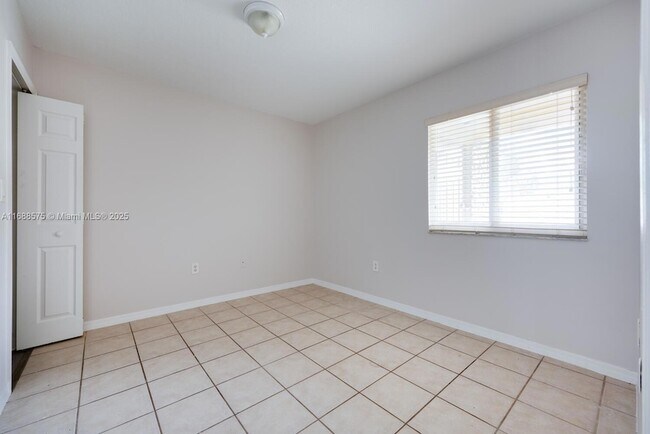 Building Photo - 3398 NE 9th Dr