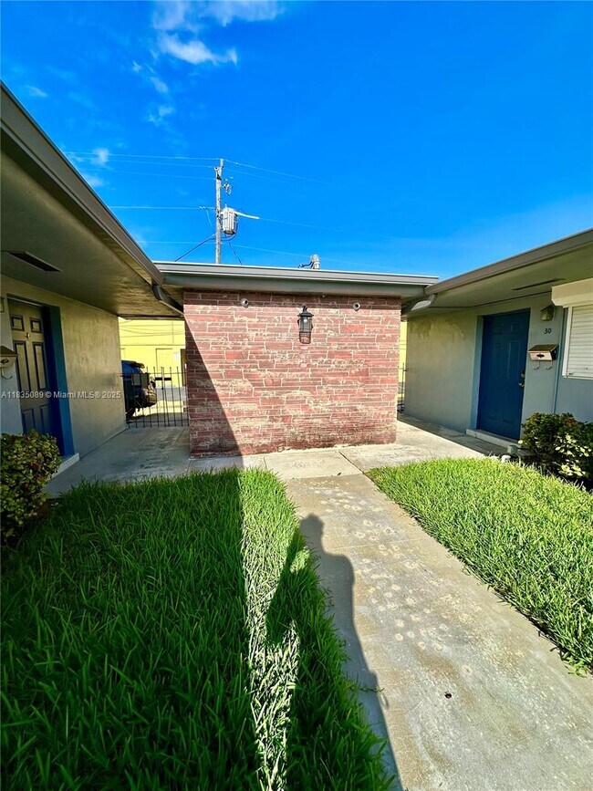 Building Photo - 1821 N 17th Ct