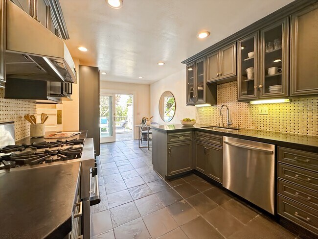 Building Photo - Beautiful 4BR+/3.5BA Edwardian Single-Fami...
