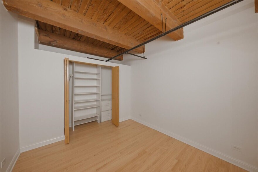 Building Photo - 1250 W Van Buren St
