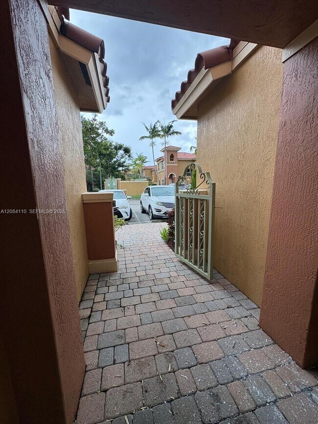 Building Photo - 1037 SW 143rd Ave