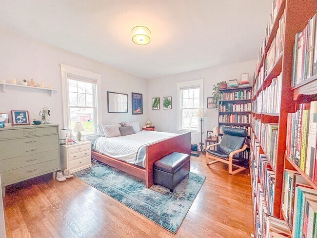 Building Photo - 35 Hillock St