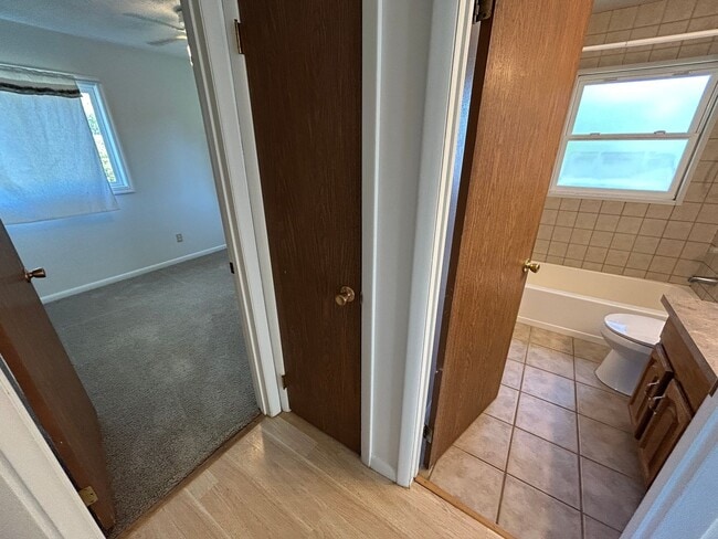 Building Photo - 5 Bed 2 Bath Home with 2 Car Attached Garage in Quiet Nice Neighborhood.