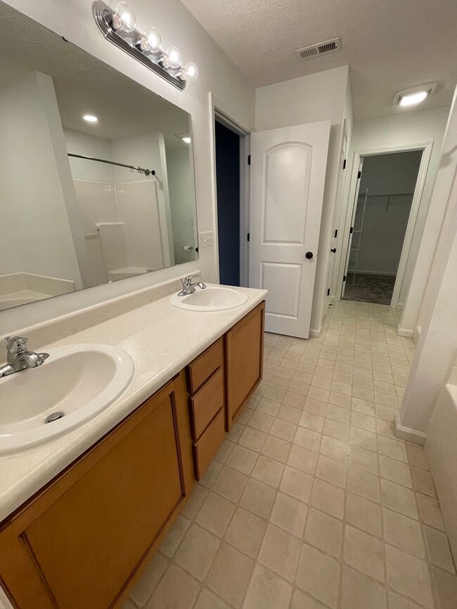 Building Photo - Beautiful 4 Bedroom Single Family Home - Harrison School District