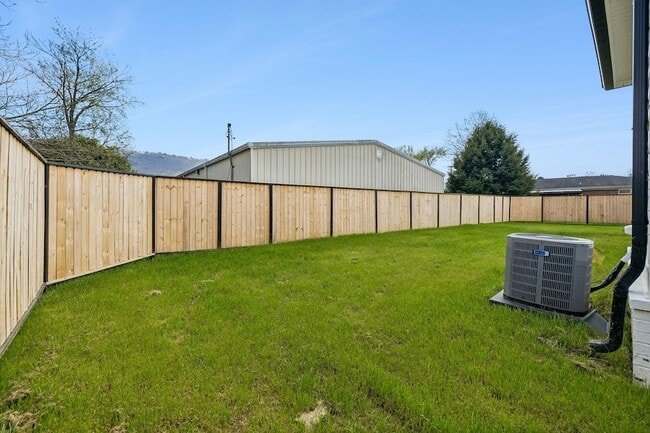 Building Photo - 106 N Moss Ave