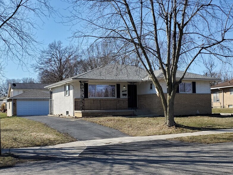 Building Photo - 1391 E Deshler Ave