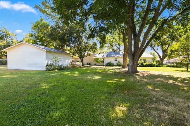 Building Photo - "Adorable 2-Bedroom, 1-Bath in Home with Beautiful Oak Floors, Spacious Yard and Lawn Service Inc...