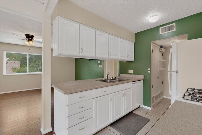 Building Photo - NE Affordable 2/BD 1/BA 1/CG 2nd Story NE Condo