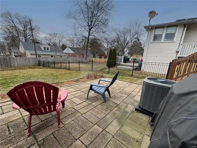 Building Photo - 729 Luckystone Ave