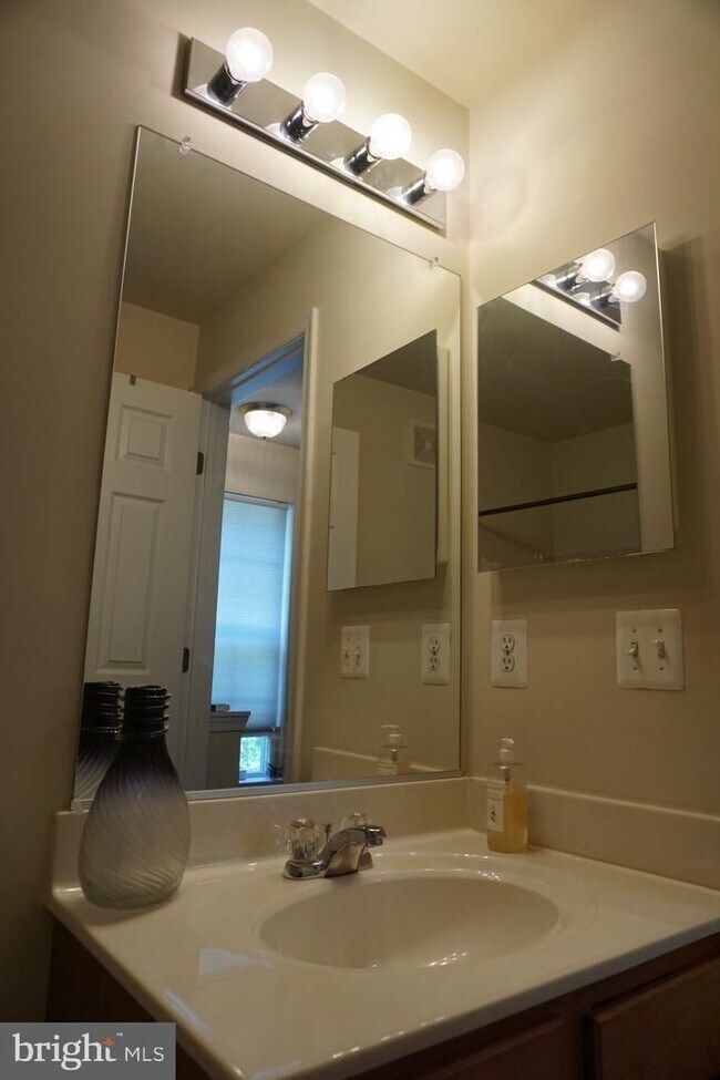 Building Photo - Beautiful Condohome at Watkins Place