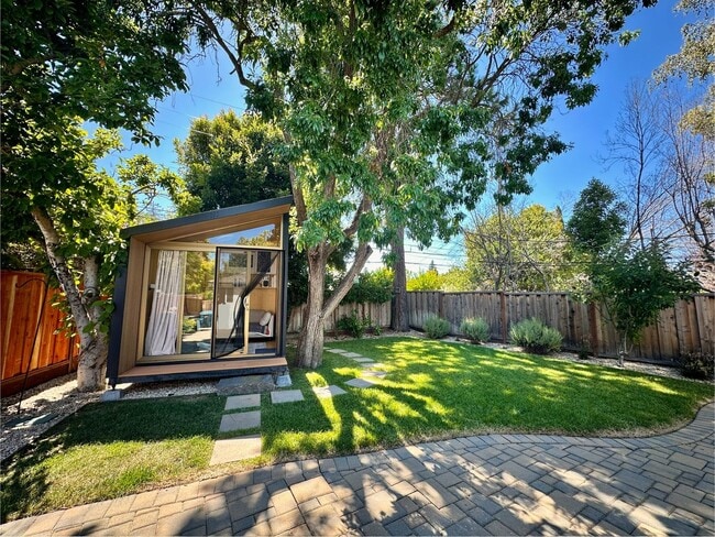 Building Photo - Charming 2 Bed 1.5 Bath in Redwood City!