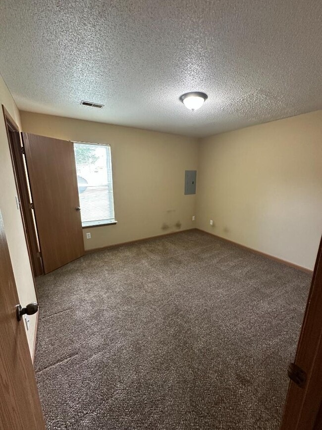 Building Photo - 310 E Liberty Ln