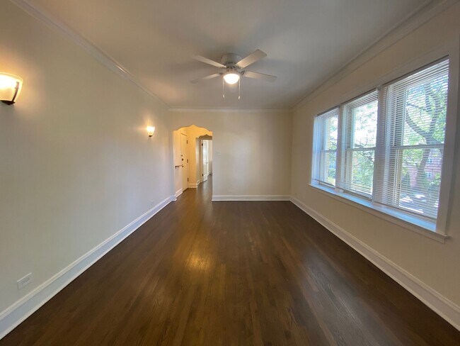 Building Photo - Large 1 Bedroom with Dining Room / Heat  &...