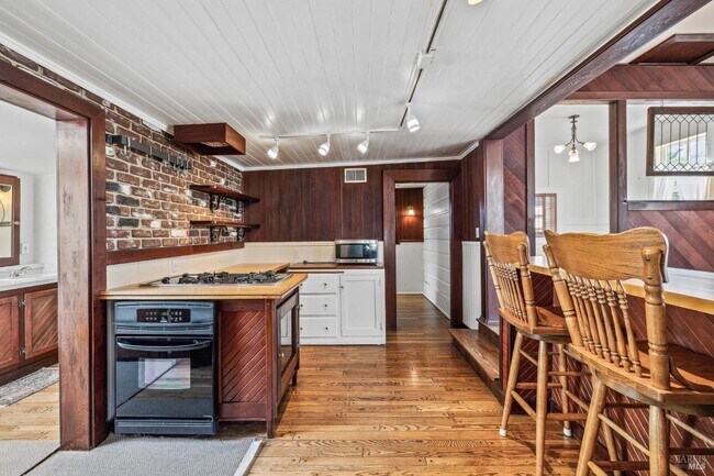 Building Photo - 415 Turney St