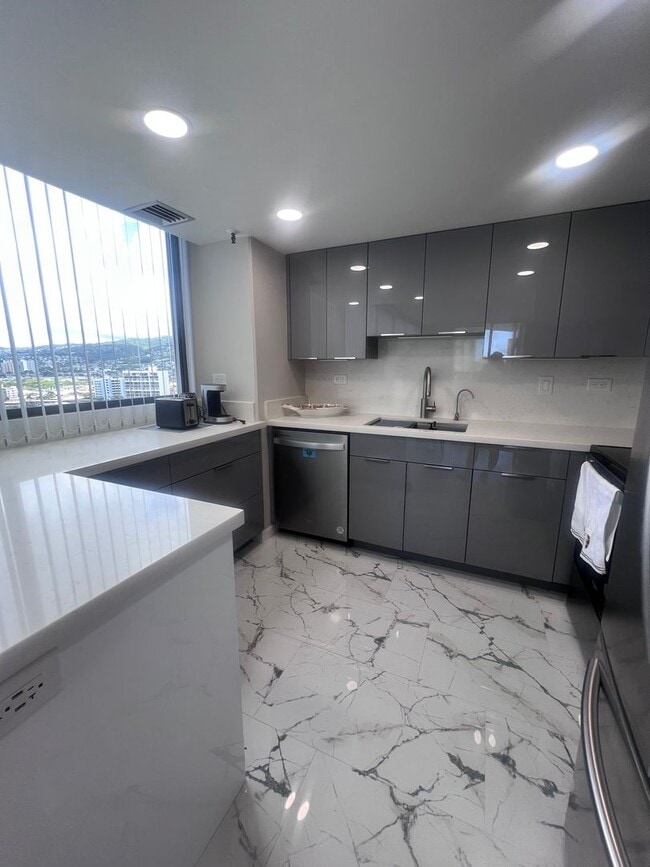 Building Photo - 2 Bedroom, 2 Bath, 2 Parking, AC at Iolani Court Plaza