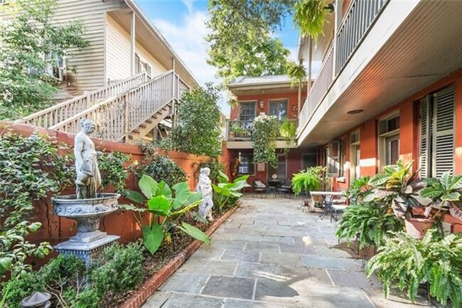 Building Photo - 931 Royal St