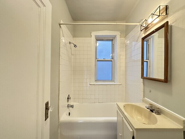 Building Photo - 457 W Melrose St