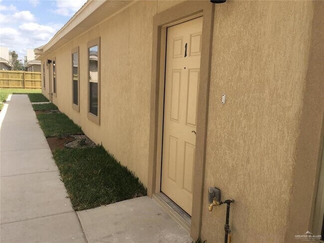 Building Photo - 1700 W Smith Dr