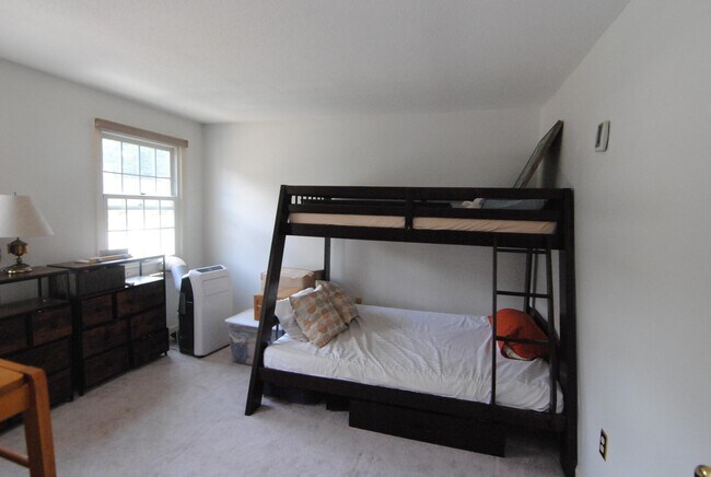 Building Photo - 7 Meadowview Cir