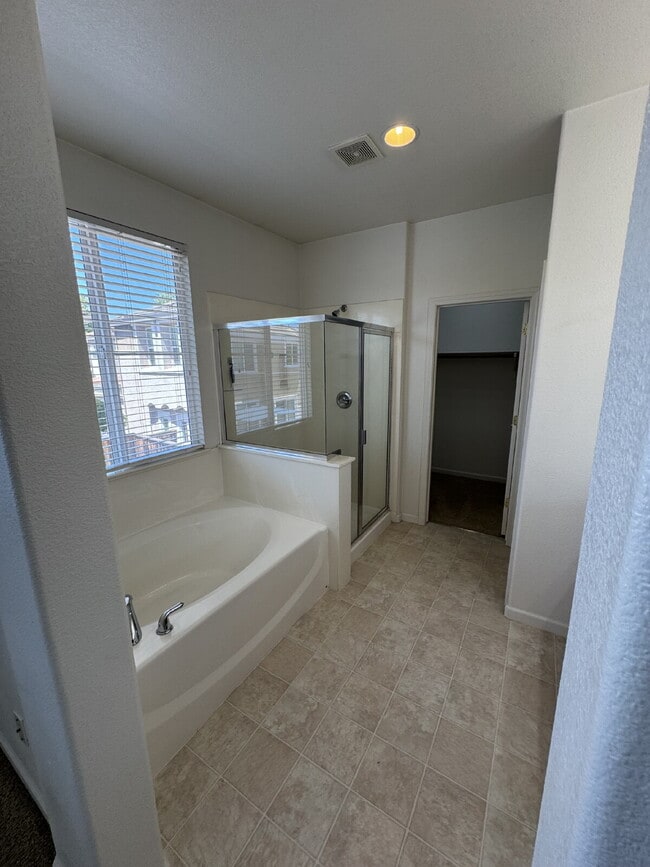 Building Photo - Beautiful 3 Bed, 2.5 Bath Green Valley Sin...