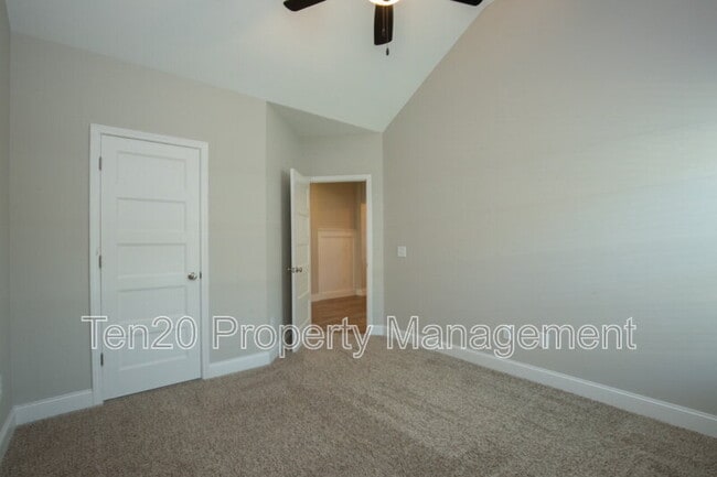 Building Photo - 9827 Yellow Pine Rd