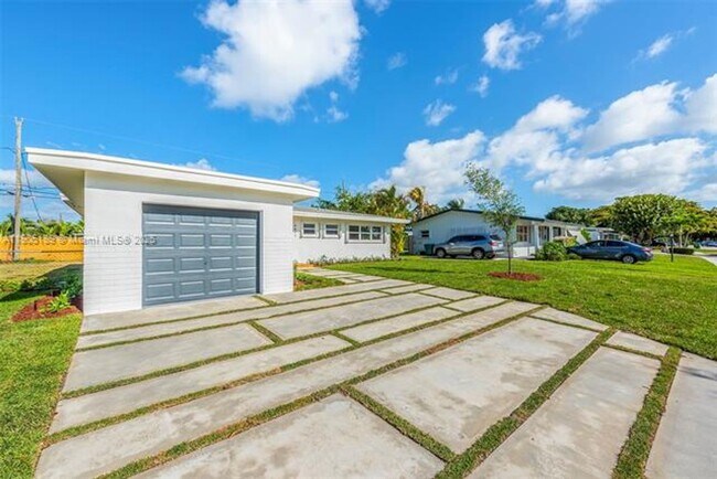 Building Photo - 9411 Jamaica Dr