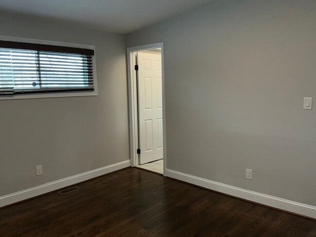 Building Photo - Fully updated 4BR 3BA single family rambler in Twinbrook Forest