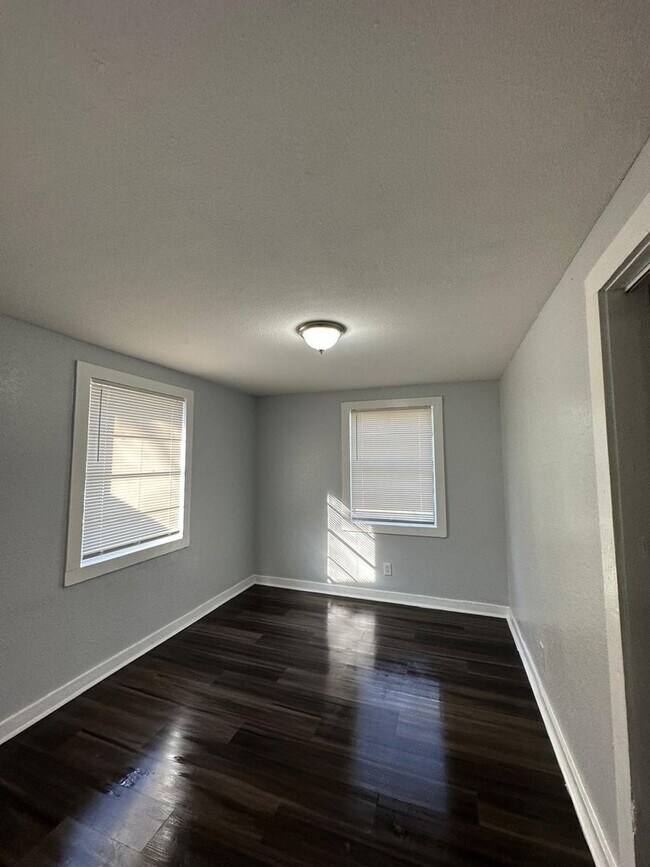 Building Photo - Fully Renovated 2/1 Single Family Available Now!