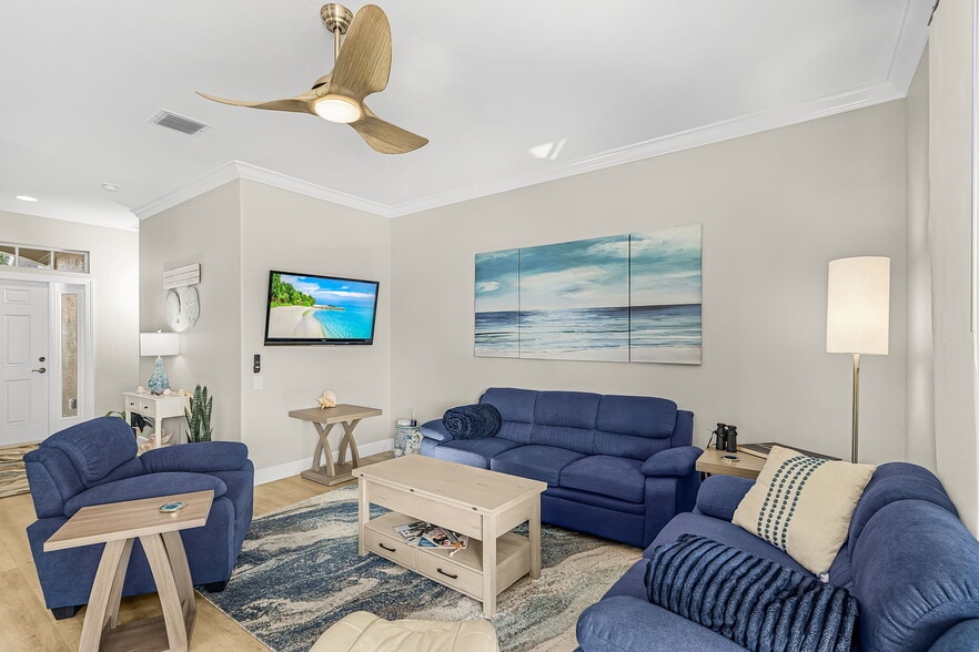 Living room with Smart TV and cable channels - 8899 Bristol Bnd