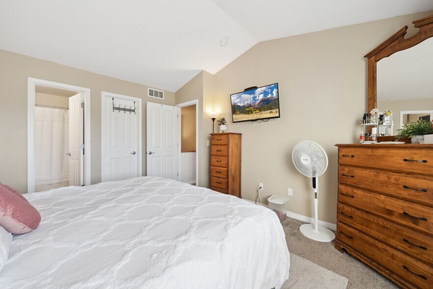 Building Photo - 5550 Corbett Dr