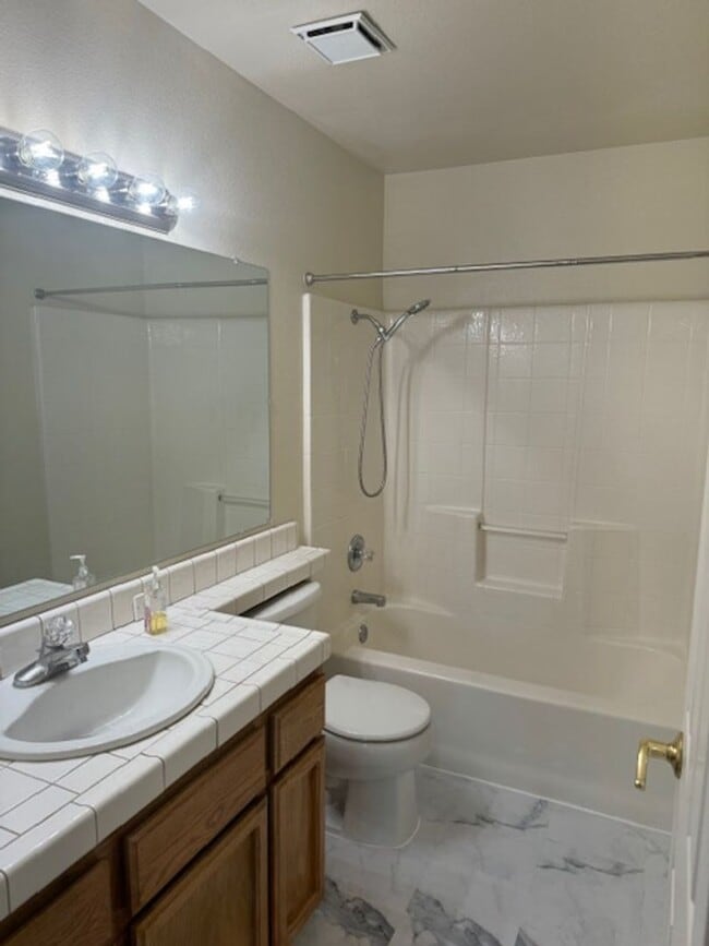 Building Photo - Home in Country Heights Subdivision Area w...