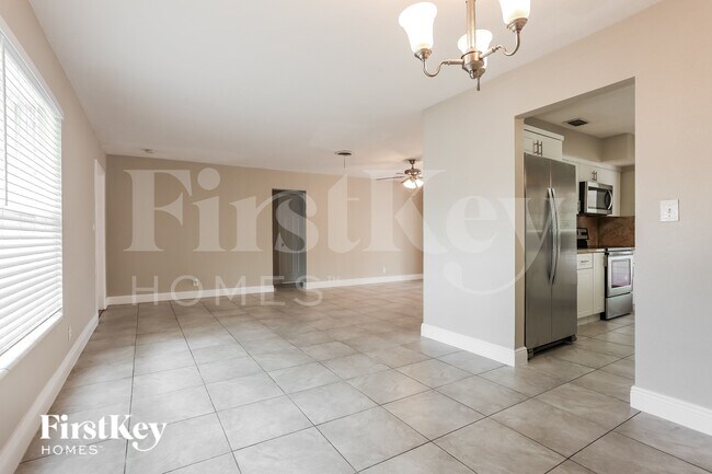 Building Photo - 2720 SW 18th St