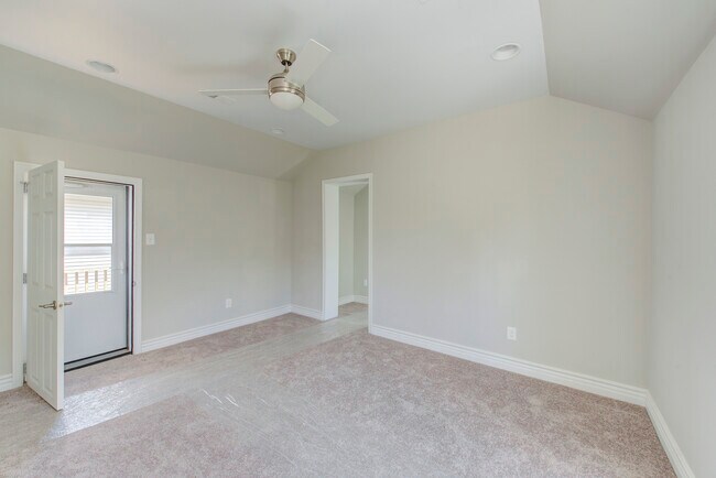 Building Photo - 701 Lincoln St