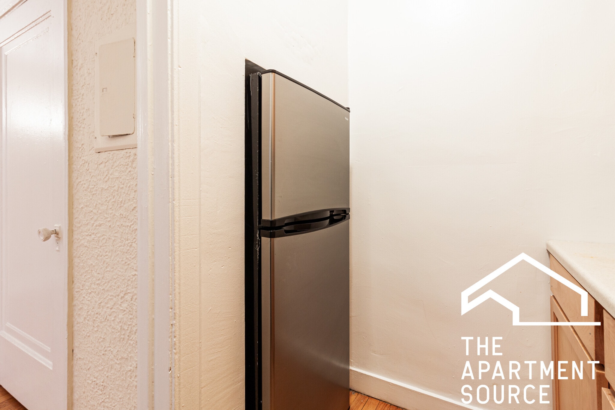 Building Photo - 560 W Arlington Pl