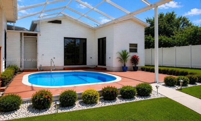 Building Photo - 111 Poinsettia Cir NE