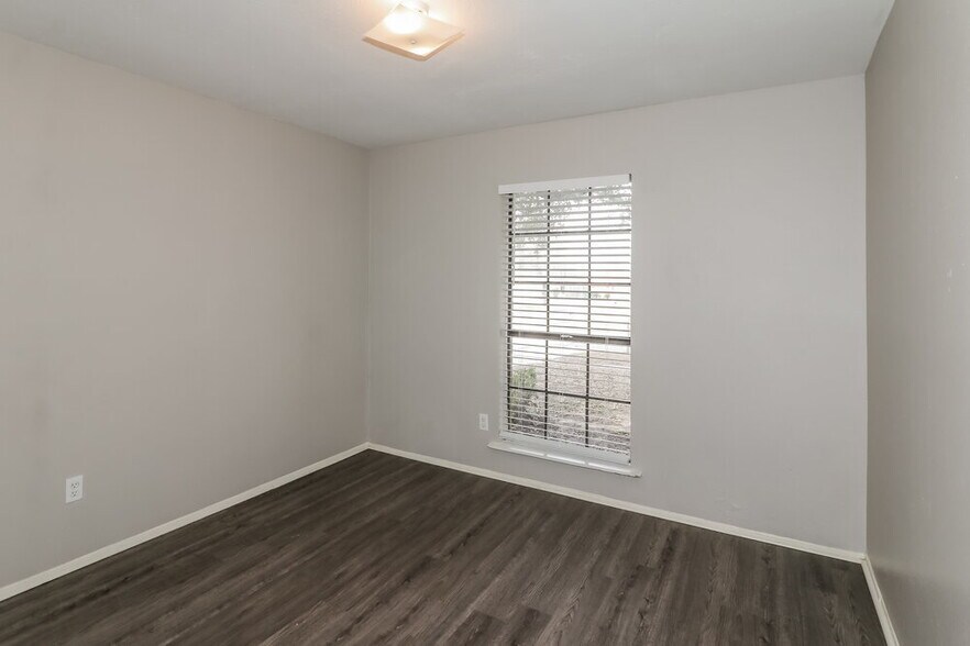 Building Photo - 5011 Ridge Manor Dr