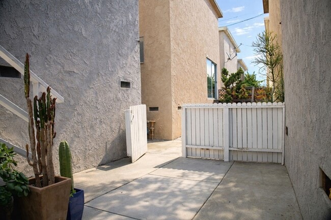 Building Photo - 733 Manhattan Beach Blvd