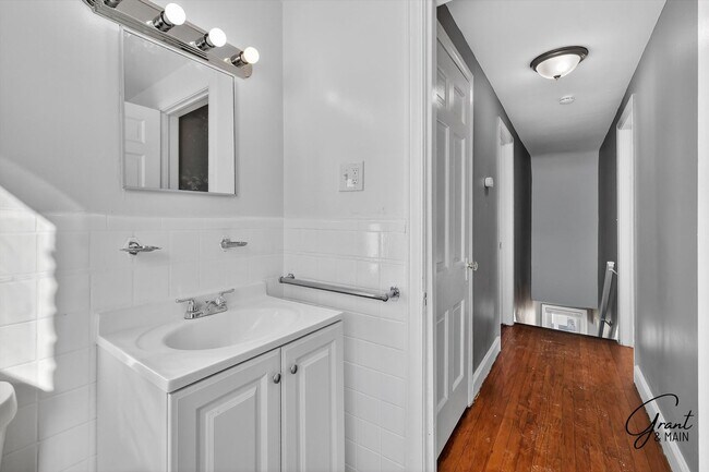 Building Photo - $1200 2 bedroom